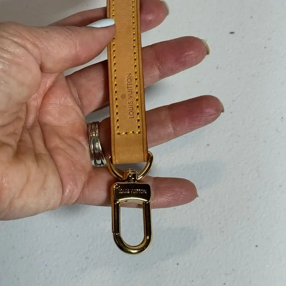 Louis Vuitton Tan Leather Strap with Gold Clasp - Picture 5 of 7